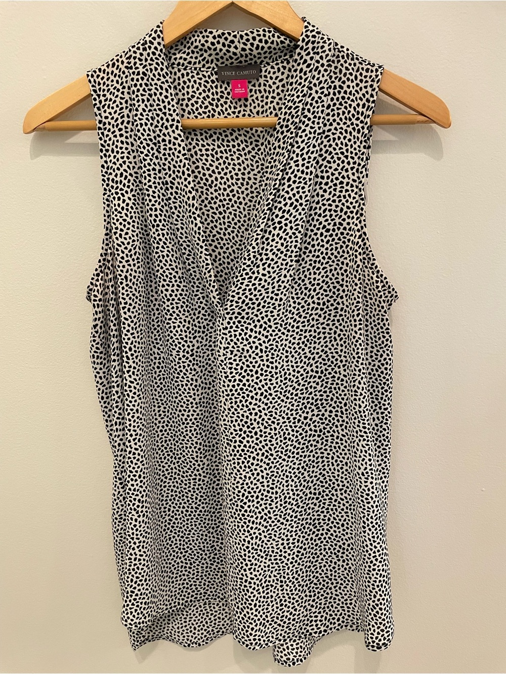 Vince Camuto Black & White Sleeveless V-Neck Blouse